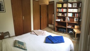 4 bedrooms, iron/ironing board, Internet, bed sheets