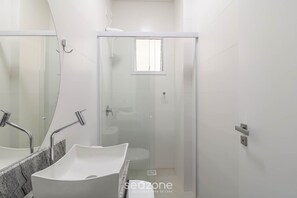 Basic Apartment | Bathroom