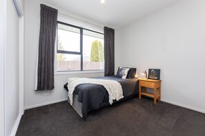 3 habitaciones, tabla de planchar con plancha y cuna de viaje 