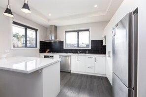 Kühlschrank, Mikrowelle, Herdplatte, Geschirrspüler