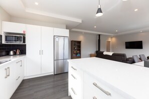 Refrigerador, microondas, parrilla de estufa y lavavajillas 