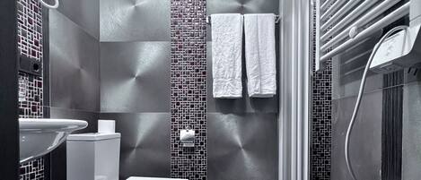 Un baño moderno con inodoro, bidé y lavamanos.