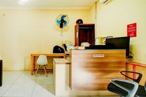 Reception - Hotel O Hartini Residence Syariah (Depok)