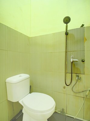 Chambre Double Deluxe | Salle de bain | Douche, serviettes fournies