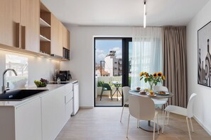 Apartemen Standar | Dapur pribadi | Lemari es, oven, kompor, dan peralatan masak/sendok-piring