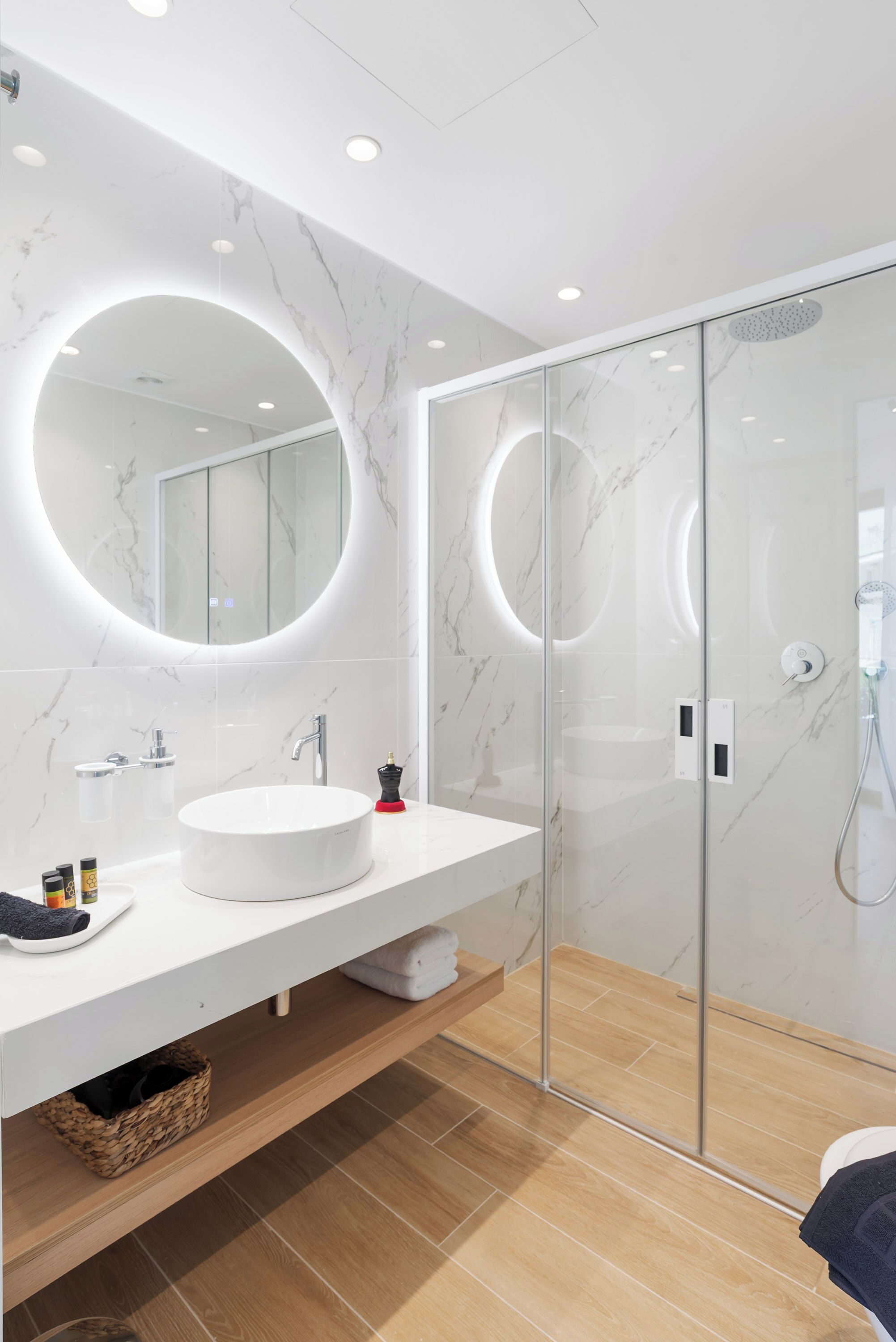 Superior-Apartment | Badezimmer | Dusche, kostenlose Toilettenartikel, Haartrockner, Hausschuhe
