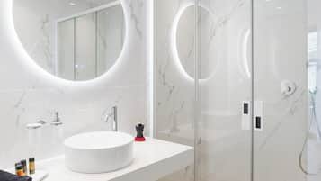 Superior-Apartment | Badezimmer | Dusche, kostenlose Toilettenartikel, Haartrockner, Hausschuhe