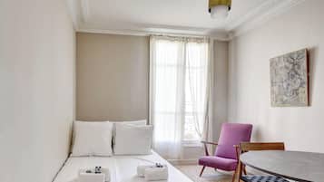 1 habitación, tabla de planchar con plancha, cuna de viaje y wifi