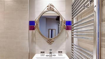 Regadera, secadora de cabello, toallas