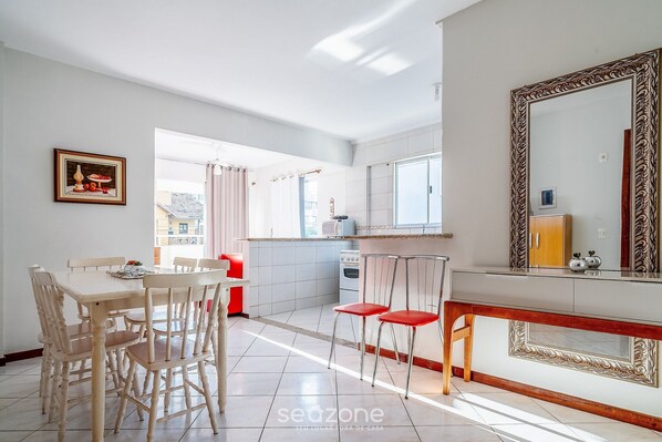 Basic Apartment | Dining