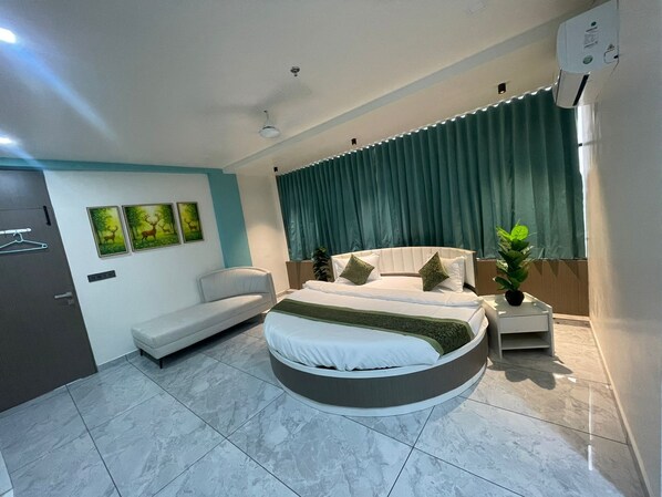 Deluxe Double Room, City View | Desk, free WiFi