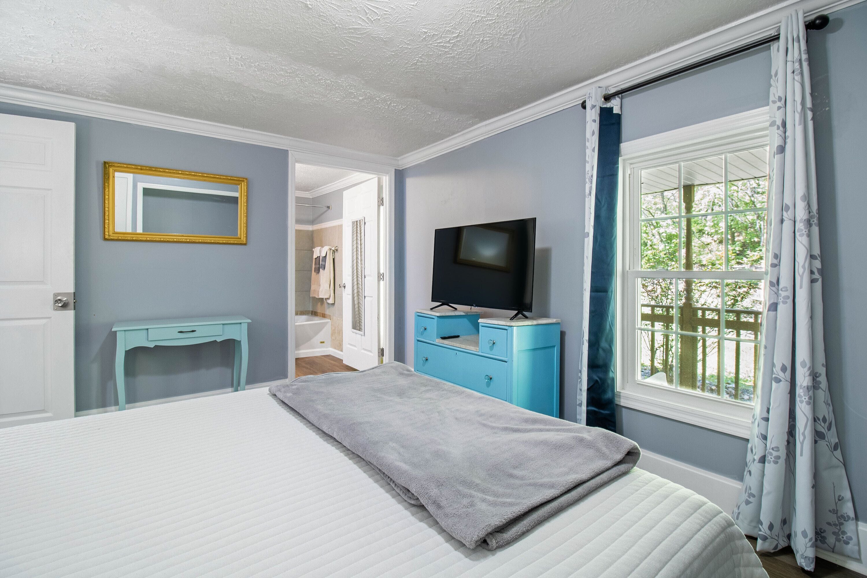 2 bedrooms, iron/ironing board, WiFi (free)