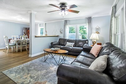 Peaceful with Firepit, Hiking & River Access Pet Friendly!