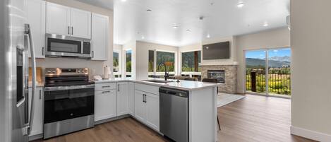 Kühlschrank, Mikrowelle, Ofen, Herdplatte