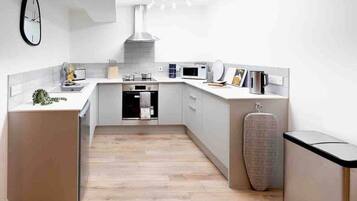 Refrigerador, microondas, horno, utensilios de cocina