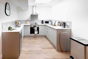 Refrigerador, microondas, horno, utensilios de cocina