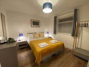 1 habitación, tabla de planchar con plancha, wifi y ropa de cama