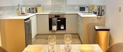 Kühlschrank, Mikrowelle, Ofen, Kochgeschirr/Geschirr/Besteck