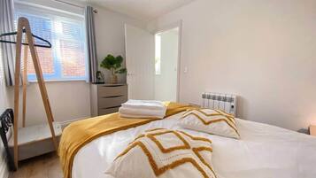 1 habitación, tabla de planchar con plancha, wifi y ropa de cama