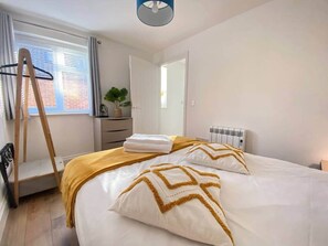 1 habitación, tabla de planchar con plancha, wifi y ropa de cama