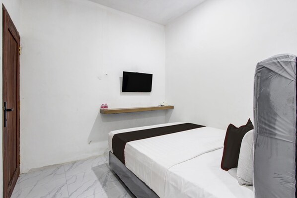 Desk, free WiFi, bed sheets