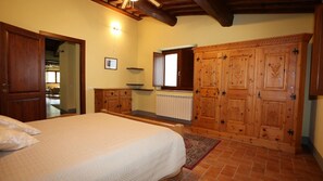 2 bedrooms, iron/ironing board, Internet, bed sheets