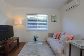 TV - Spacious 2BR Guest House I Private & Central (North Balgowlah)