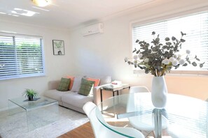 TV - Spacious 2BR Guest House I Private & Central (North Balgowlah)