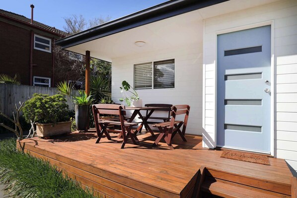 Outdoor dining - Spacious 2BR Guest House I Private & Central (North Balgowlah)