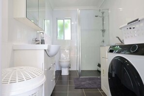 Shower, shampoo - Spacious 2BR Guest House I Private & Central (North Balgowlah)