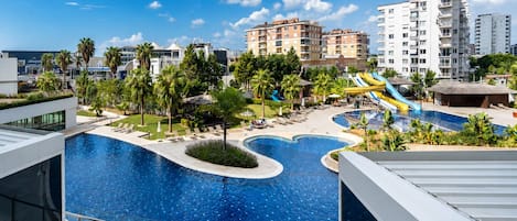 Appart'hôtel Luxe, 1 grand lit et 1 canapé-lit, balcon, vue piscine | Coin séjour | TV connectée de 32 pouces avec chaînes par satellite