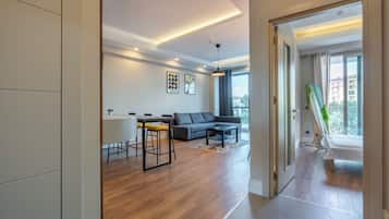 Bloc d'apartaments de luxe, 1 llit de matrimoni i sofà llit, balcó, vistes a la piscina | Planxa i posts de planxar i wifi gratuïta