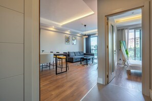奢華公寓客房, 1 張加大雙人床和 1 張沙發床, 陽台, 泳池景觀 | 遮光布/窗簾、隔音、熨斗/熨衣板、免費無線上網