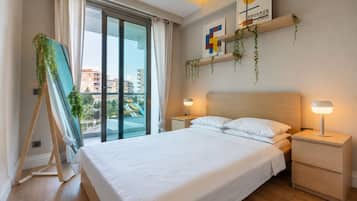 Appartamento Luxury, 1 letto queen con divano letto, balcone, vista piscina | Ferro/asse da stiro, Wi-Fi gratuito
