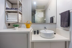 Condo Cao cấp, 1 giường cỡ queen và sofa giường, ban công, quang cảnh hồ bơi | Phòng tắm