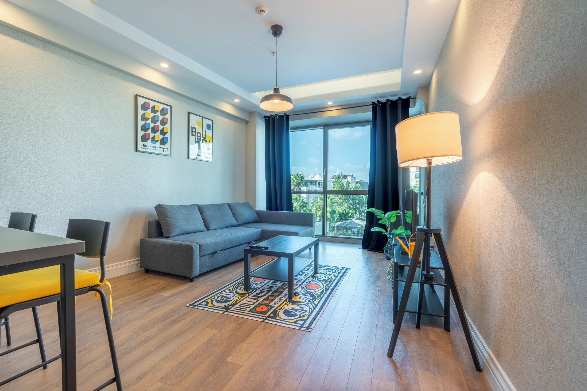 奢华公寓式客房, 1 张大床和 1 张沙发床, 阳台, 泳池景观 | 起居区 | 32-英寸智能电视（配备卫星频道）