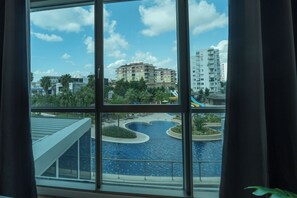 Luxe appartement, 1 queensize bed met slaapbank, balkon, uitzicht op zwembad | Verduisterende gordijnen, geluiddichte muren