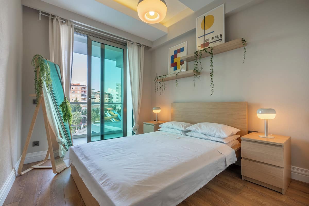 Condo Cao cấp, 1 giường cỡ queen và sofa giường, ban công, quang cảnh hồ bơi | Màn/rèm cản sáng, phòng cách âm, bàn ủi/dụng cụ ủi quần áo
