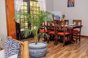 Familie bungalow, uitzicht op tuin | Dineren in de kamer