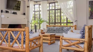 Bungalow familiar, vista al jardín | Área de sala de estar | Smart TV de 32 pulgadas con canales digitales