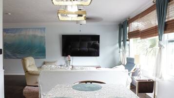Smart-tv, een dvd-speler en boeken