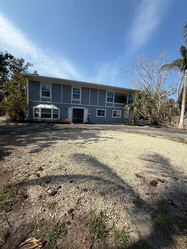 Luxury Siesta Key townhome close to village,beaches, city and airport