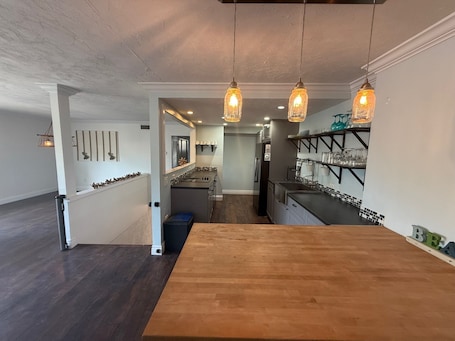 Fridge, microwave, oven, stovetop. 3-bed 2-bathroom Siesta Key townhome close to village,beaches, city and airport