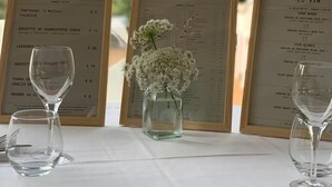 Ein Tisch mit Speisekarten für 'L'ARDOISE DU JOUR', 'LES BOISSONS' und 'LE VIN'.