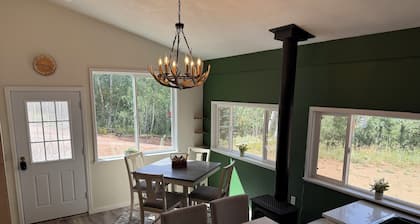 Mountain Escape Cabin with hottub. Pet Friendly!