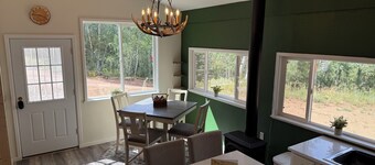 Mountain Escape Cabin with hottub. Pet Friendly!