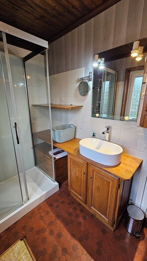 Shower, hair dryer, soap, toilet paper - Large country house at the gateway to the Perche, 20 minutes from Chartres (Friaize)
