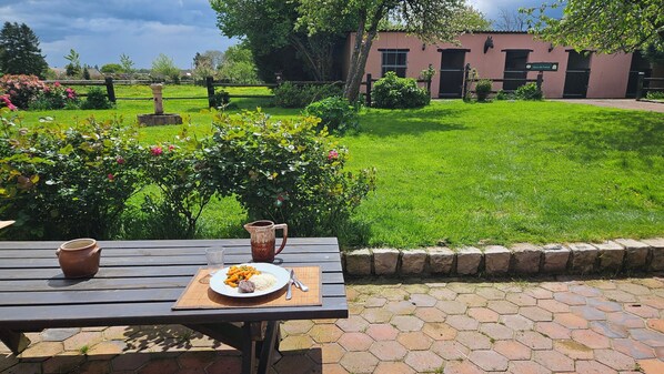 A picnic table with a plate of food, a cup, and a pitcher. - Large country house at the gateway to the Perche, 20 minutes from Chartres (Friaize)