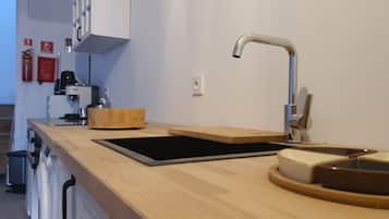 Een microgolfoven, een oven, een kookplaat