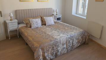 2 chambres, fer et planche à repasser, Wi-Fi, draps fournis